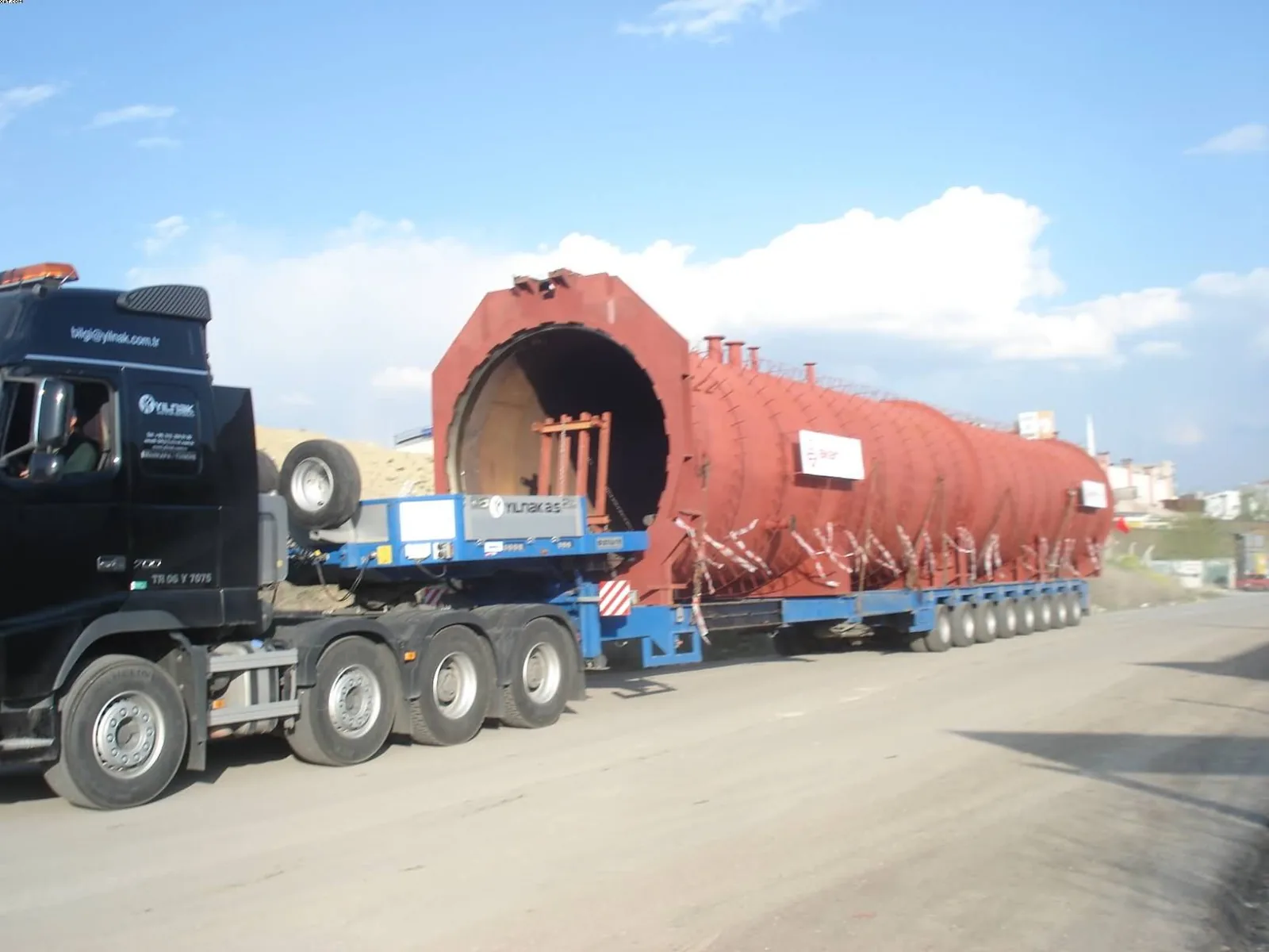 Heavy cylindrical tank transported by modular trailer